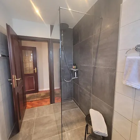 Messe Und Ferienapartment, 90 Qm, 2 Schlafzimmer, 1-4 Gaeste 뒤스부르크